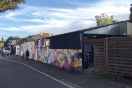 Vue extérieure - <p>Les Ateliers Grand-Huit avec la superbe fresque de KellyMiti</p>