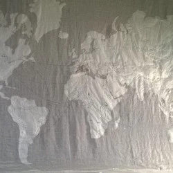 Exils ou Les langues se délient - Couture, broderie, plissage, lin, voile de lin, organdi, tarlatane, fils de lin, environ 4,1mx2,17m, 2018/2019, Exils - Nathalie Larchet 