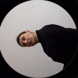 &#120287;'&#120306;́&#120317;&#120319;&#120306;&#120322;&#120323;&#120306; &#120305;&#120306; &#120313;'&#120309;&#120302;&#120319;&#120314;&#120316;&#120315;&#120310;&#120306; &#120306;&#120321; &#120305;&#120306; &#120313;'&#120310;&#120315;&#120323;&#120306;&#120315;&#120321;&#120310;&#120316;&#120315; - &#120313;&#120306;&#120320; &#120816; &#120320;&#120302;&#120310;&#120320;&#120316;&#120315;&#120320; : &#120313;&#120306; &#120317;&#120319;&#120310;&#120315;&#120321;&#120306;&#120314;&#120317;&#120320;, &#120313;&#120306; &#120317;&#120319;&#120310;&#120315;&#120321;&#120306;&#120314;&#120317;&#120320;, &#120313;&#120306; &#120317;&#120319;&#120310;&#120315;&#120321;&#120306;&#120314;&#120317;&#120320;, &#120313;&#120306; &#120317;&#120319;&#120310;&#120315;&#120321;&#120306;&#120314;&#120317;&#120320; - Diptyque de vidéo-actions, 2 plans séquences de 24 minutes diffusés simultanément sur des écrans posés dos à dos sur une servante d'atelier près d'un mur. Chaque vidéo-action est associée à la même bande sonore travaillée différemment, paroles d'un lycéen décrivant un pneu que j'ai rythmées 4 fois avec « Le printemps » extrait des 4 saisons de A. Vivaldi. Action 1 (écran de gauche) : ma tête suit le sens de rotation du pneu dans le sens inverse des aiguilles d'une montre en 24 min. Action 2 (écran de droite) : même action, même durée mais le sens de rotation est celui des aiguilles d'une montre. - Pascale Ciapp 