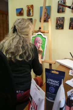 mon atelier - <p>Claire Ebele en train de peindre dans son atelier</p>