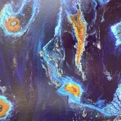 VANUA BALAVU - Huile sur lin, 60 x 60 cm. Cette œuvre abstraite et captivante évoque la beauté brute et mystérieuse des paysages marins vue de l'espace. Inspirée par les énergies de l'océan et les formations naturelles, la composition nous transporte dans un univers où les nuances de bleu profond et de dioxazine mauve se mêlent aux touches incandescences d'orange et de jaune. Le mouvement fluide et les textures riches créent une impression de profondeur et de dynamisme laissant libre cours à l'imagination de l'observateur. Le titre VANUA BALAVU fait écho aux îles du Pacifique et notamment des Fidji qui suggère une vision aérienne des récifs coralliens lumineux entourés d'eaux infinies. La toile est conçue et réalisée à l'huile afin de pouvoir être exposée selon les 4 orientations pour maximiser le plaisir du collectionneur : 4 expositions, 4 visions du monde, 4 ressentis. Pour cette raison, la signature, un discret W, ainsi que le système d'accrochage permettent cette exposition selon l'envie du col