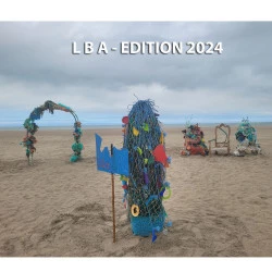 j'adore la mer, in situ - ensemble de sculptures réalisées à base de déchets maritimes posées sur le sable - isabelle vannobel 