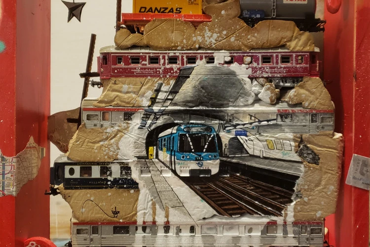 "Stalingrad" - Acrylique sur inclusion de béton et trains miniatures, fers à béton, cailloux, leds et bois peint
