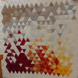 Affinités - Travail sur le triangle avec uniquement des tissus végétaux : coton, jute, lin dans le cadre de l'exposition "De la plante au textile, magie de la couleur" à Chemillé (49) - Nathalie Larchet 