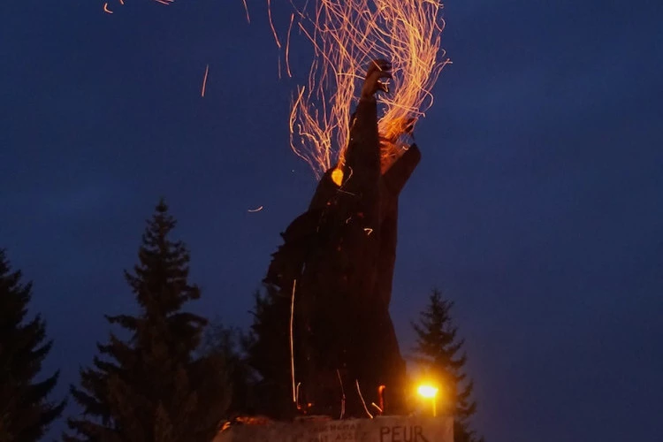 Sculpture : " le livre et la bête" - Sculpture de 7 m 40 - argile sur structure métallique cuite au bois en public - juin 2017 - Brigitte Cordonnier 