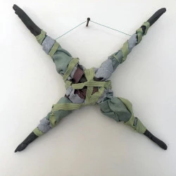 Croix - 2024, porcelaine colorée, non émaillée, 30 x 30cm