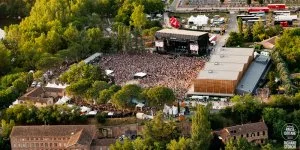 « Pause Guitare Sud de France » s'est installé en 2012 sur la base de loisirs de Pratgraussals (Tarn) et peut accueillir 17 000 festivaliers chaque soir