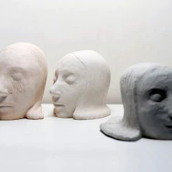 Têtes flottantes - 70 x 60 x 30 cm, grès - J. Christolhomme 