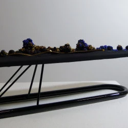 jeannette fermeture m'éclaire - détournement d'objet du quotidien en parure de dames - @isabellepiron2023 