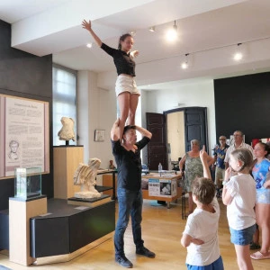 Affiche Spectacle cirque-théâtre : "Drôle de visite pour un musée"