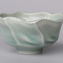 Bol en porcelaine - tournage, pans coupés texture, émail Céladon, 15 cms dia. - Martin Barnsdale 