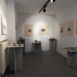 Exposition : A Story of Care - août 2023 - Oeuvres : Grete McNorton, dessins et sculptures céramiques - ©DRAWinternational 