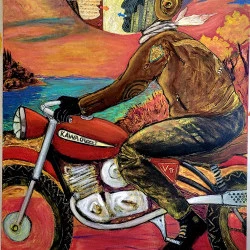 KawaGuzzi - (2025) 162 x130 cm technique mixte sur toile. Cette virée pétaradante le long d'une corniche surplombant la méditerranée, marie réalisme et imaginaire. Le motard représenté dans une posture classique, devient figure onirique grâce à son casque aux collages surréalistes, une bulle intemporelle dans laquelle se joue un conflit intérieur. Le paysage marin en arrière-plan, aux couleurs crépusculaires, amplifie le sentiment de voyage intérieur. La moto elle-même, hybride entre marques et symboles mathématiques, évoque le mélange de cultures et de savoirs. - Bruno Lassalle 