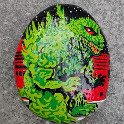 Godzilla In Town - 89 x 112 x 32 mm (au plus grand) - peinture maquette et stylo à plume tubulaire noir sur galet partiellement vernis - Julien Lauber 