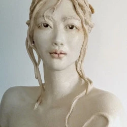 Tsukimi. (Contempler la lune) - Grès blanc. techniques mixtes, Laiton et perles de coiffe. Socle en chêne. format . 2020 - non disponible 
