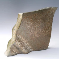 Losange - fabrication à la plaque de terre, émail cendres de foin sur engobe colorée. - Mels Boom. 