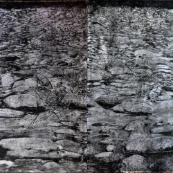 "Déserter les villes, habiter les déserts" - Dessin au fusain sur paier de soie résiné avec couverture de survie en fond, 200 x 280 cm, 2012 - Bernard Rousseau 