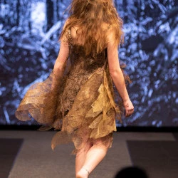 Enlace #2 - robe taille humaine, Prix Awagami factory et prix du public pour Enlace 2, Paper on skin, Tasmanie. 3 œuvres à danser, en papiers de fibres tropicales accompagnées d'un film soutenu par la région Occitanie. Résidence de création au Costa Rica, - Paper on skin 