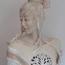 Yuki Ona (femme des neiges) Œuvre unique - Grès blanc. Engobes et couverte. Décor ciselé. Format 45/27/23,5. 2019. Socle en chêne.