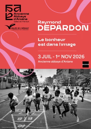 Affiche Exposition Le bonheur est dans l'image de Raymond Depardon à l'ancienne abbaye d'Aniane 