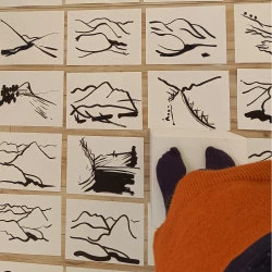 Sans titre - Dispositif aux 100 dessins , encre de Chine sur papier (24x 32 cm chacun), et cube en bois,2021 - Katie Montanier 