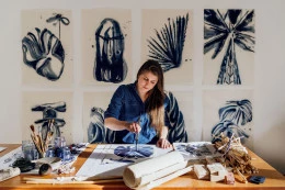 Portrait à l'atelier - <p>Lise Chevalier en train de peindre à l'indigo sur du papier washi qu'elle a fabriqué au Japon</p> - photo par Anna Blomme

