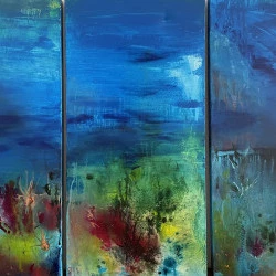 GORGONES - 150x100cm Acrylique, encre - Toile coton sur châssis bois 3D Plongez dans l'univers onirique des « Gorgones », une œuvre d'art captivante qui évoque les merveilles cachées des fonds marins. Chaque panneau du triptyque représente une scène différente. Ensemble, ils forment une harmonie visuelle envoûtante. Les teintes vibrantes de corail, de turquoise et de pourpre se mêlent dans un kaléidoscope de nuances, évoquant la diversité et la richesse de la faune sous-marine. Les détails fins des encres se superposent aux couches épaisses d'acrylique, créant une texture riche et une profondeur qui invite à plonger littéralement dans l'œuvre. « Gorgones », c'est une célébration de la vie aquatique, un hommage à la beauté fragile et éphémère de ces jardins sous-marins qui défient le temps et l'espace. Laissez-vous emporter par le courant et découvrez un monde où la réalité rejoint le rêve. Émerveillez-vous. - Nathalie Vazquez 