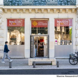 La façade de la Maison de ma Région place des arenes