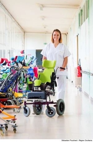 Affiche Découvrez les métiers du soin et de l'accompagnement des personnes âgées