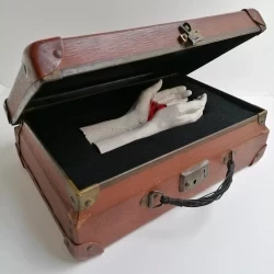 Valises "voeux" - Valise en carton vulcanisé, Mains en porcelaine, fil rouge, étiquettes en porcelaine. 2022. - Juli About 