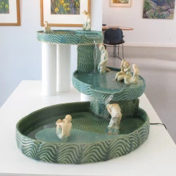 Fontaine de vie (3 bassins) - Fabrication à la plaque + sculpture terre / emaillé, cuisson haute temperature. - Martin Barnsdale 