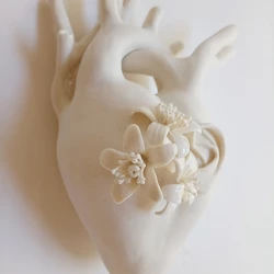 A ma mère - Coeur avec fleurs d'orangers et oreilles en porcelaine modelés, émaillage partiel, 2023 - Juli About 