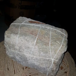 Pavé Rôti - 2019 - ready made non cuit- pavé et feuille de laurier , ainsi que ficelage. - Christine Boileau 