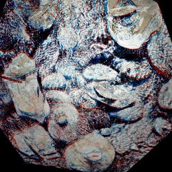 "Galets un chemin vers l'ombre et l'omble" - Châssis hexagonal, 205 x 235 cm, 2017, peinture sur paier de soie résiné avec couverture de survie en fond - Bernard Rousseau 