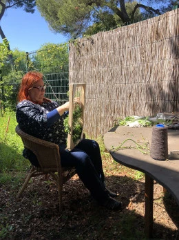 Claire Schneider tissant les végétaux dans le jardin - lise chevalier
