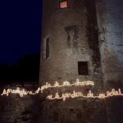 Le presbytère 2004 - Installation murale extérieure, cordon lumineux, Ateliers des Arques, Lot - © Anne Deguelle 