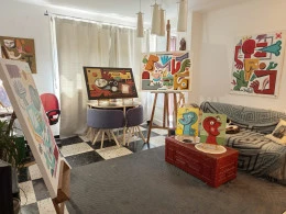 Mon espace de travail - <p>Je travaille régulièrement dans mon salon pour les plus grands formats ou les dessins sur format A4 sur ma table à dessin</p> - @flavien couche
