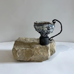 Petit recipient, n°1, 2026 - Textile, papier porcelaine, grès rouge, oxydes, pigment, émail. - ©DRAWinternational 