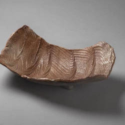 Coupe rectangulaire, émail "Shino" - Fabrication à la plaque texturé+ emaillé, 40 x 25 cms. Cuisson haute temperature. 2020 - Jérémie Logeay (photographe) 