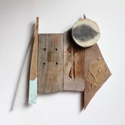 Oeil naviguant - plexiglas, mousse, charbon, acrylique et bois - 54 x 53 x 3 cm - 2023 - Léa Ducos 