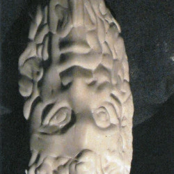 Zeus - taille directe au ciseau à pierre puis rifloirs et polissage - Oeuvre de Daniel CASENOVE 