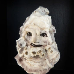 Guerrier grotesque - Acrylique sur huître face relief - Nadine Simon 