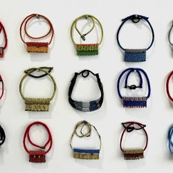 Bijoux - Tissage de diverses matières, technique personnelle