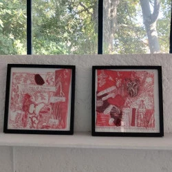 Monochrome toile de jouy de tableaux patchwork raconte une histoire - des mots brodés , assemblage de tissus et de perles avec la toile de jouy, velours ton rouge - Isabelle piron 