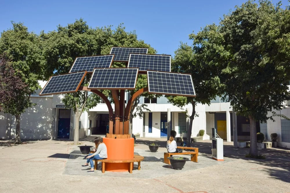 Les 6 branches de l'arbre solaire captent l'énergie solaire pour produire de l'électricité