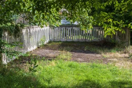Perception traversante - <p>50m linéaire de lamelles de miroirs dans une ancienne fosse à ensilage. Faire rentrer la végétation dans le béton et transormer notre perception.</p> - Fabrice Leroux
