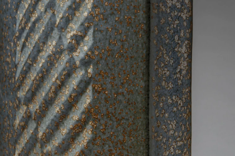 Détail de l'émail du grand flacon. - Fabrication au tour, emaux de cendres de foin sur engobe colorée, cuisson reduction haute temperature - Jérémie Logeay (photographe) 