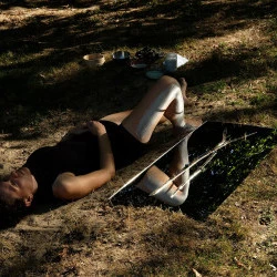 Le même fleuve ne se voit jamais deux fois - Performance en bord de rivière / 00'30 _ Marche, interventions artistiques dans le paysage, son, chant - Félix Morel dans le cadre du dispositif performance<3 de L'Afiac (Association Fiacoise d'Initiatives Artistiques Contemporaines) 