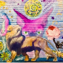 Cosmographiam : la Révolution des Esprits - Un lion majestueux, symbole de force et de souveraineté, accompagne une figure féminine silencieuse, en marche vers l'inconnu. Derrière eux, un regard hypnotique, celui d'un grand chat cosmique, veille et guide dans l'obscurité étoilée. Spirales, fleurs écloses et astres tourbillonnants composent une scène où se mêlent mysticisme et énergie créatrice. Cette œuvre invoque le courage intérieur et la transformation alchimique de l'être. - Titre : Cosmographiam : la Révolution des Esprits Artiste : Kouleur Bohème Technique : Technique mixte et collage sur carton recyclé, peinture et rehauts dorés Année : 2025 