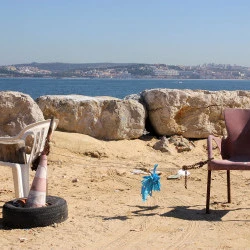 Chorégraphie de chaises en zone vague - Photographie, 2024, 24 x 36 cm sur papier perlé 28 x 40 cm (marge blache de 2 cm) - Agnès Fornells 